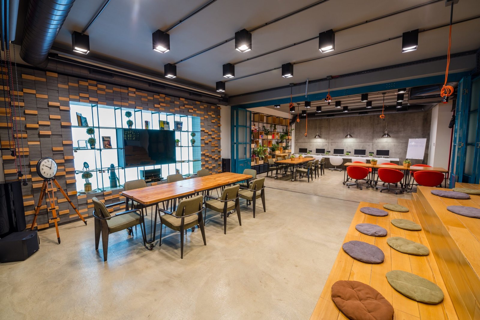 Modern employee-friendly workspace in East Norwalk with easy transit access, nearby restaurants, and collaborative office layouts.